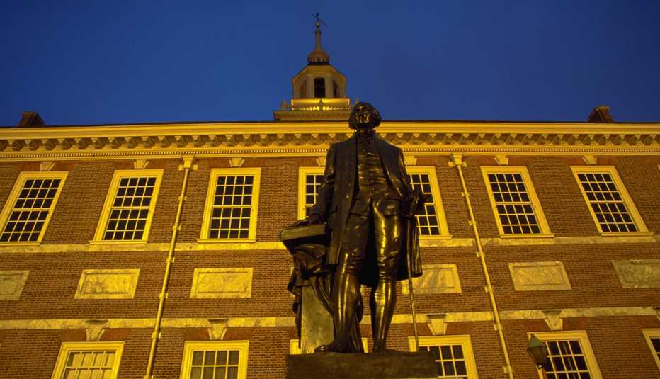 Estatua de George Washington en frente del Independence Hall en Filadelfia, Pensilvania