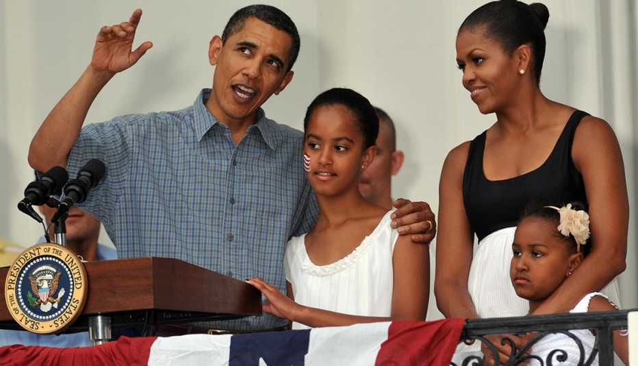 El presidente Obama con la primera dama, Michelle Obama y sus hijas Sasha y Malia en un balcón de la Casa Blanca