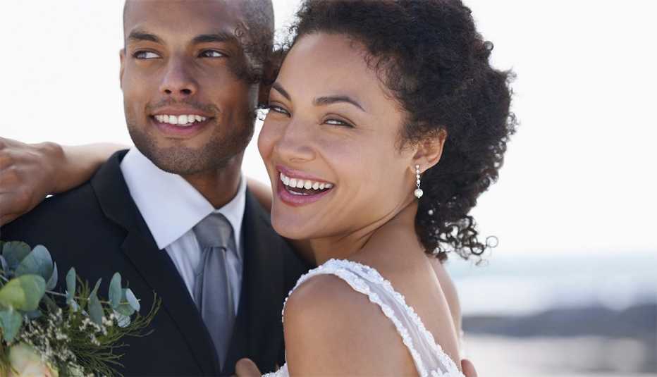 Joven pareja afroamericana en el día de su matrimonio