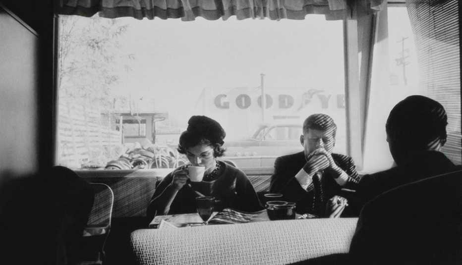 El futuro presidente, John F. Kennedy y la futura primera dama de Estados Unidos se ven sentados sin ser reconocidos en una cafetería en Oregón durante una parada de la campaña presidencial 