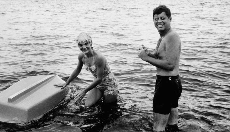 John F. Kennedy, a quien apodaban Jack, y Jackie en Hyannis Port, Massachusetts