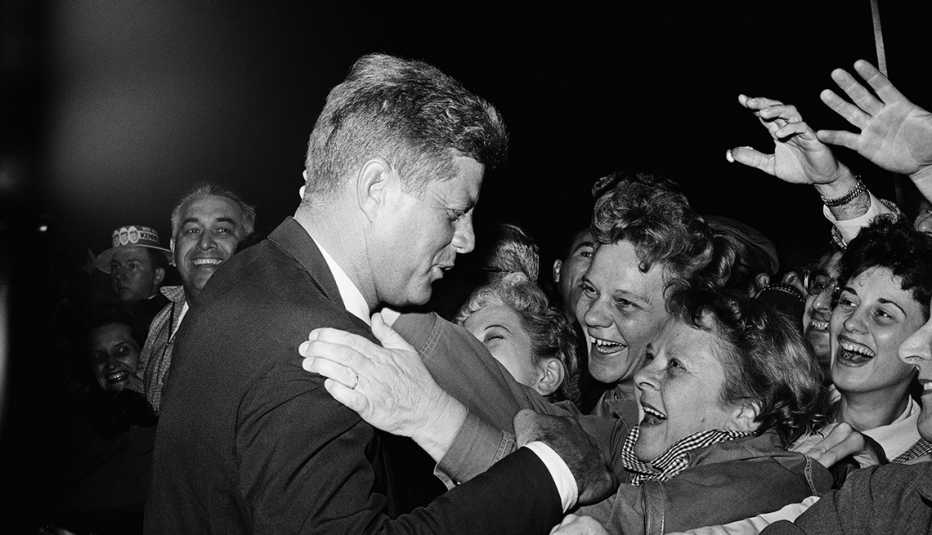 Kennedy abraza a sus seguidores en Denver, Colorado