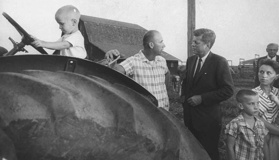 John F. Kennedy visita a los granjeros