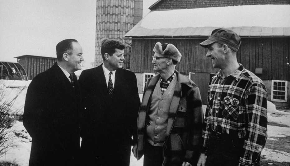Kennedy y el senador Hubert Humphrey durante la campaña