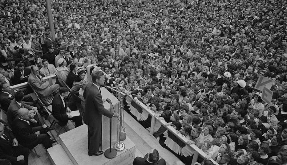 Kennedy habla ante una gran multitud