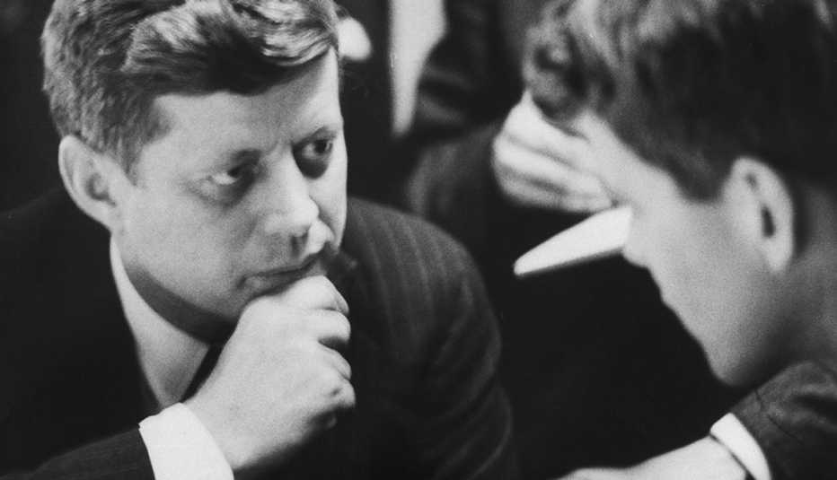 John F Kennedy junto a su hermano Robert durante la campaña