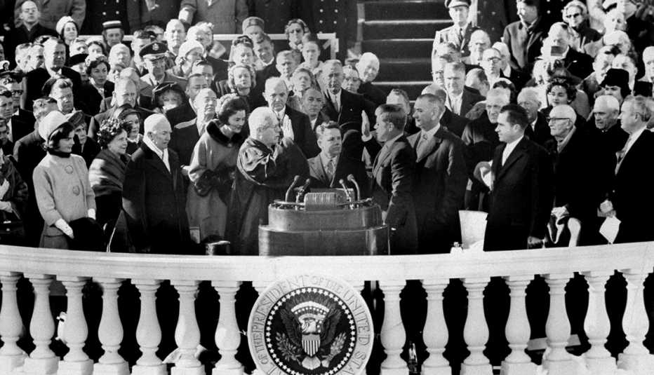 John F Kennedy durante su juramentación