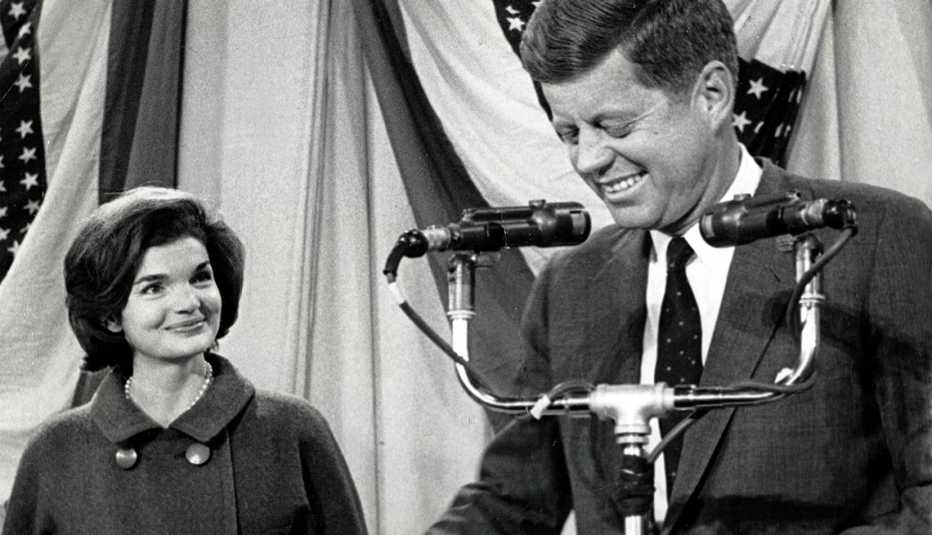 Jackie Kennedy observa a su esposo luego de ser electo presidente