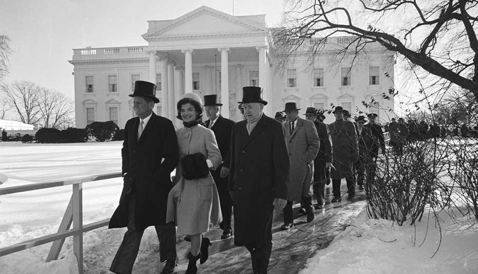 Presidente John F Kennedy y la primera dama Lady Jackie Kennedy caminan cerca de la Casa Blanca
