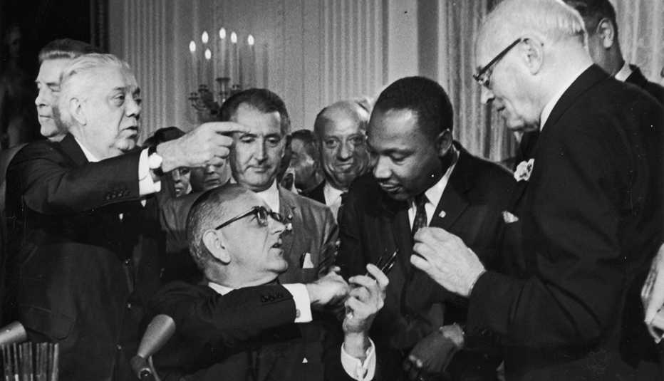 Presidente Johnson firma la ley de derechos civiles junto a Martin Luther King, Jr.