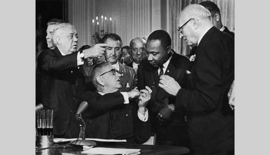 Lyndon B. Johnson y Dr. Martin Luther King Jr.