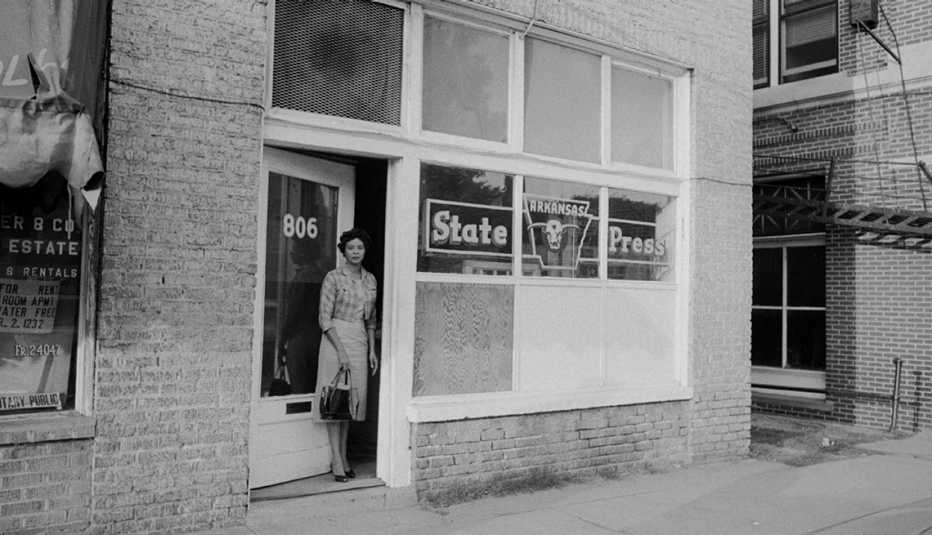 Daisy Bates y su esposo fundaron el Estado de Prensa Arkansas, un periódico semanal como modelo de las publicaciones de líderes negros de la época.