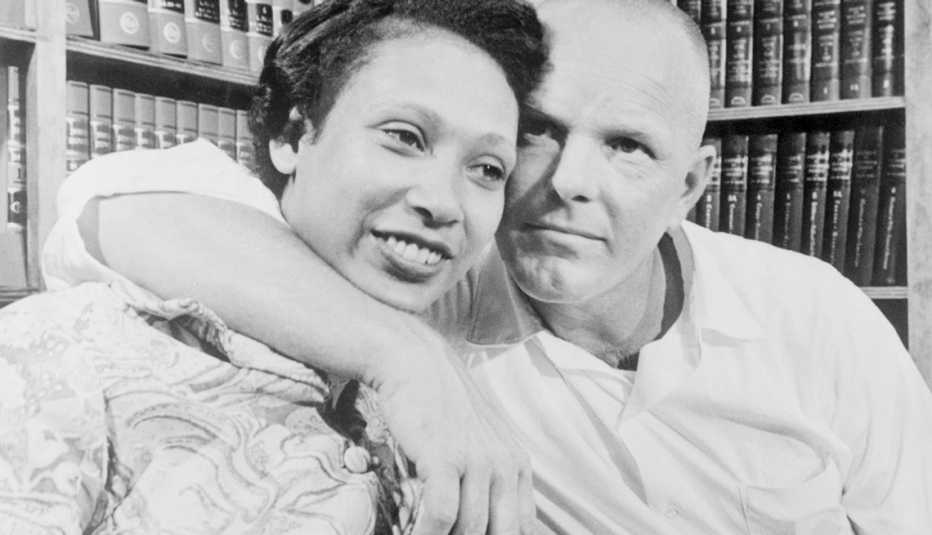 Mildred Loving y su esposo, Richard Perry Loving, se abrazan en un sofá, Las mujeres en el Movimiento por los Derechos Civiles