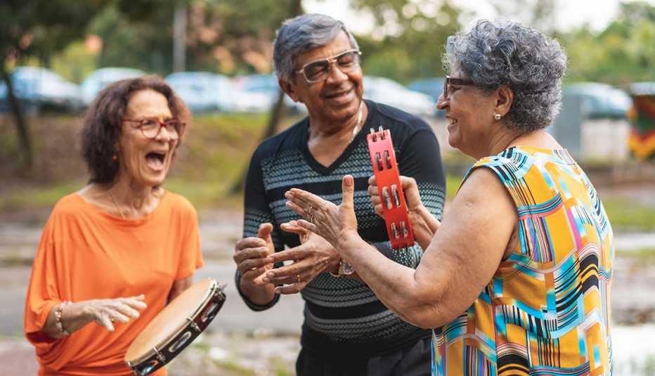 Grupo de adultos mayores tocan música