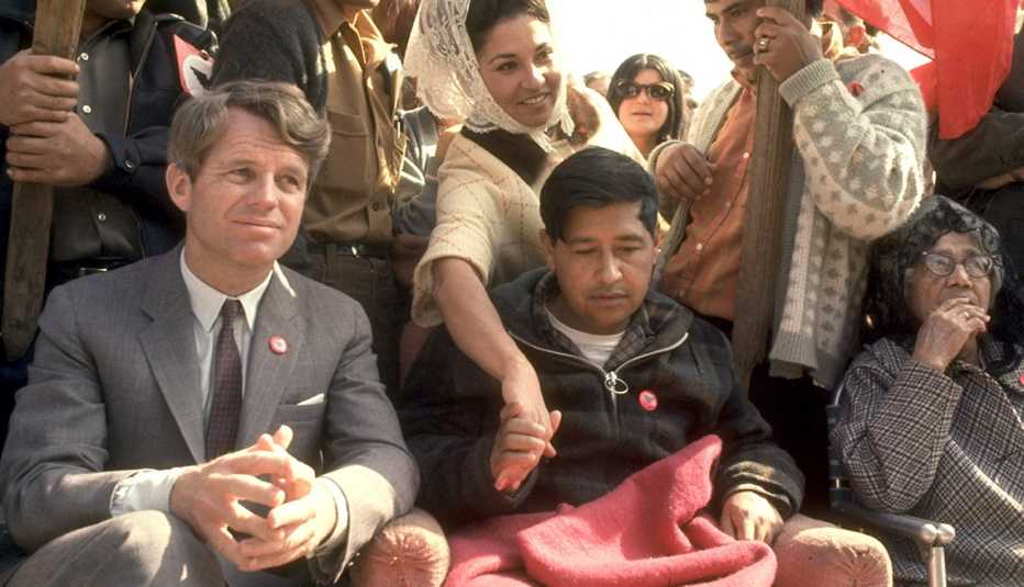 Robert F. Kennedy sentado junto a Cesar Chavez