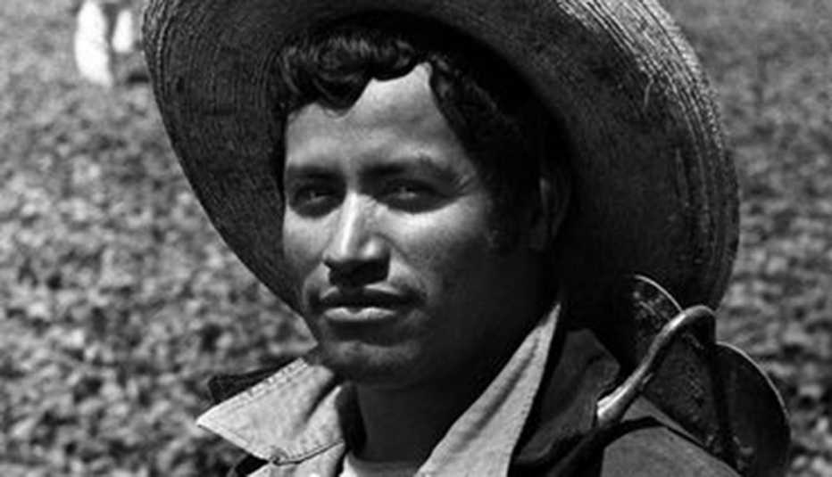 El programa Bracero permite la entrada de más de 4,5 millones de trabajadores agrícolas mexicanos a los Estados Unidos entre 1942 y 1964.