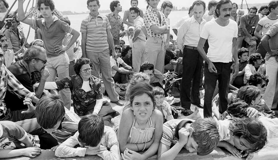 Refugiados cubanos esperan a bordo de un barco en el puerto de Mariel, Cuba, con destino a Cayo Hueso, Florida, el 23 de abril de 1980.