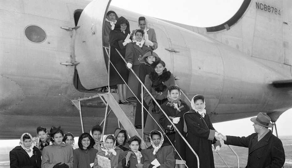 Un grupo de mujeres de Puerto Rico llegan al aeropuerto de Newark, Nueva Jersey, en 1953. 