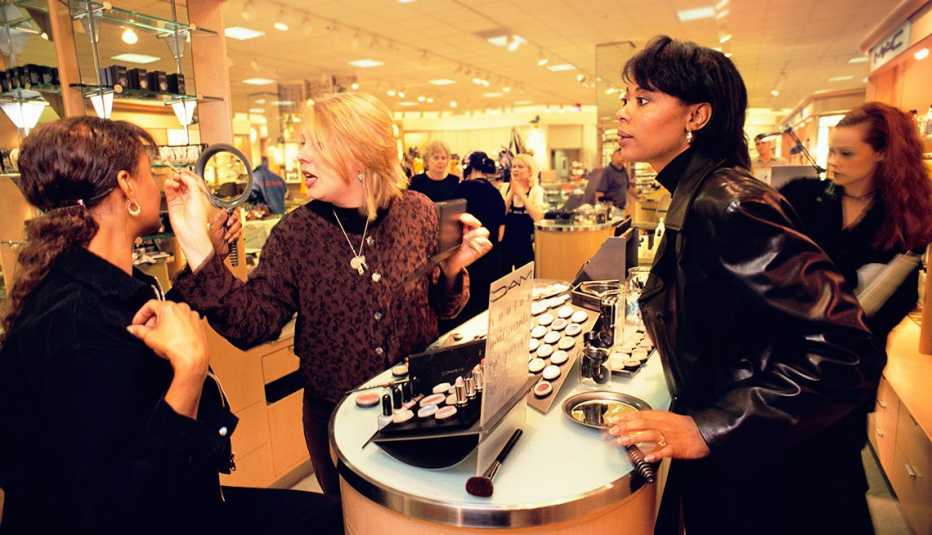 Una mujer hispana compra cosméticos en la tienda de departamentos Nordstrom durante la bonanza económica de los 1990.