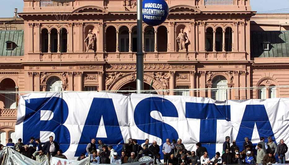 El pueblo argentino, frente al palacio presidencial en Buenos Aires, protestando por el colapso de la economía y los controles impuestos a sus cuentas bancarias en el 2001.