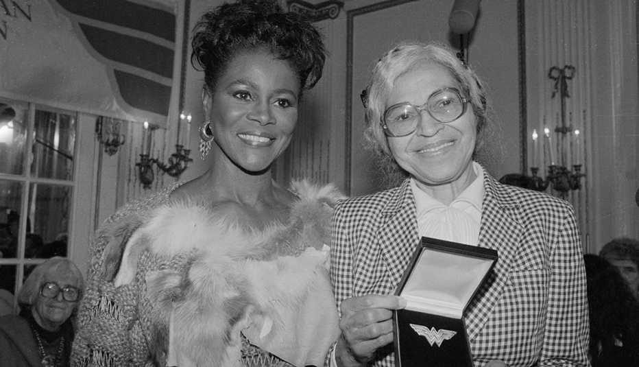 La actriz Cicely Tyson entrega el premio Eleanor Roosevelt a las Mujeres Valientes a Rosa Parks
