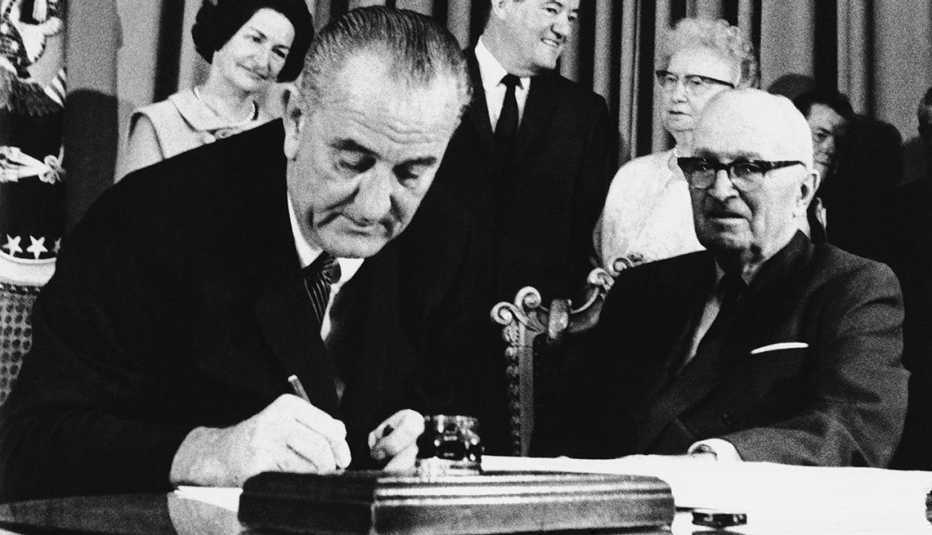 El presidente Lyndon Johnson firma la ley de Medicare 