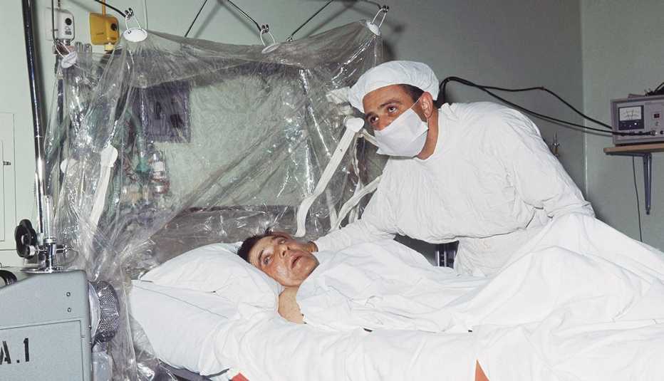 Christiaan Barnard realiza el primer trasplante de corazón. El recipiente fue Louis Washkansky