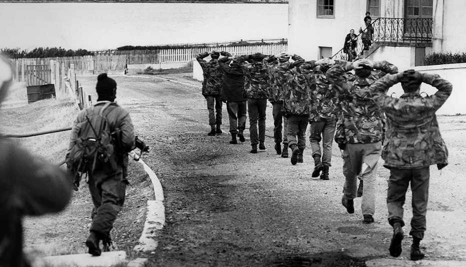 Soldados británicos se rinden ante los argentinos en la Guerra de las Malvinas