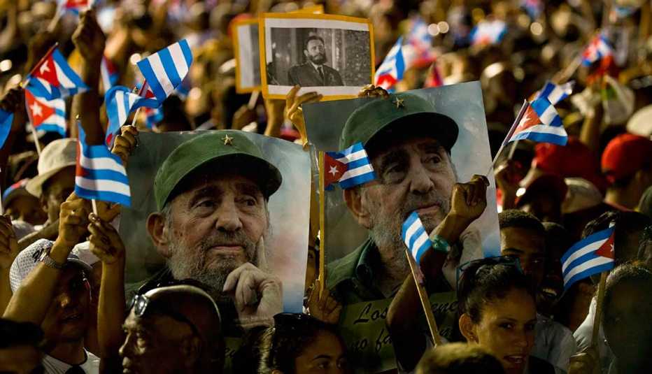 Multitud de cubanos con banderas de Cuba y carteles con la foto de Fidel Castro.