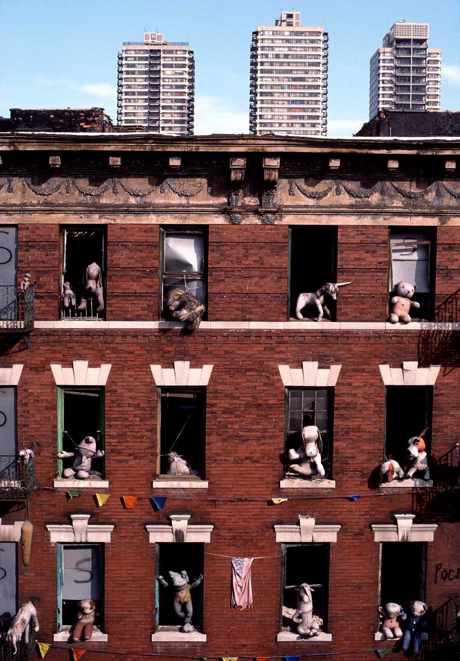 Edificio abandonado con muñecos en las ventanas