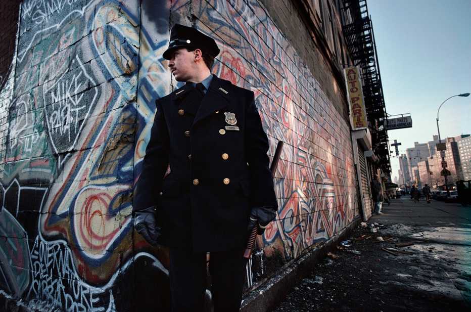Un policía en la esquina de una calle