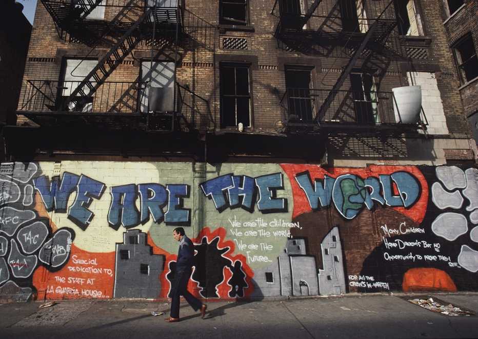 Mural con un grafiti We are the world (Somos el mundo), 1987
