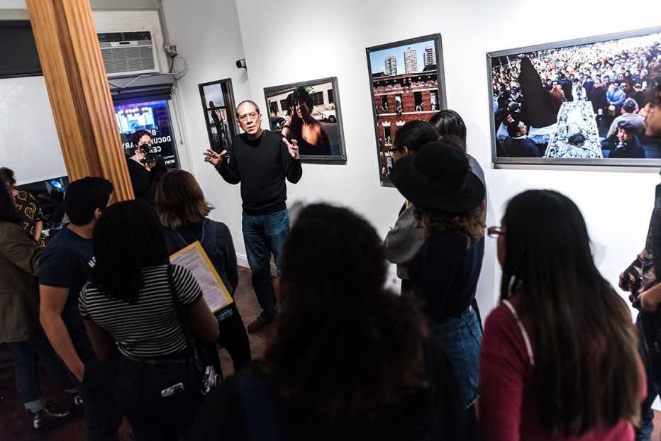 Fotógrafo Joseph Rodríguez se dirige a un grupo de estudiantes en el Bronx Documentary Center