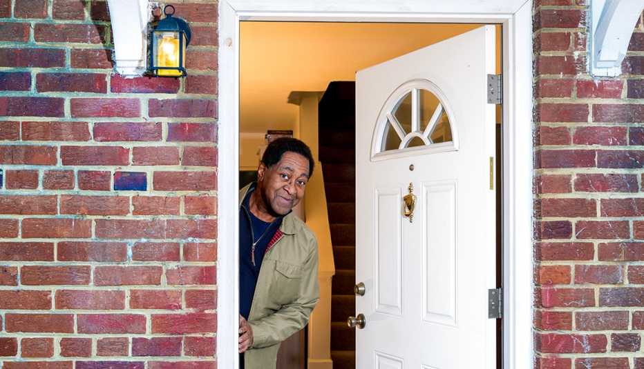 Melvin Phillips en la puerta de su casa.