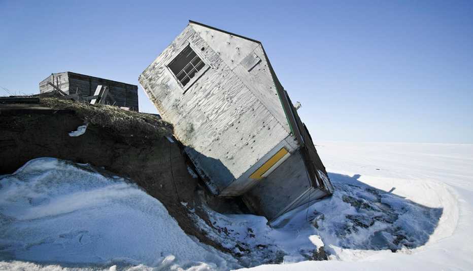 Casa que cae al mar debido a la erosión costera en Shishmaref, Alaska.