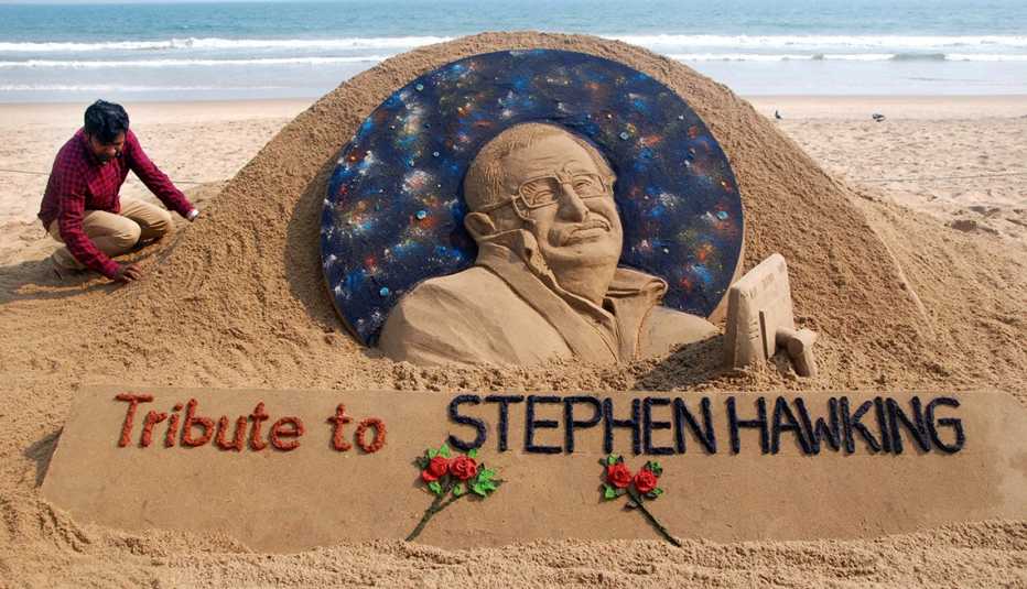 Tributo de arena a Stephen Hawking hecho en una playa de la India.