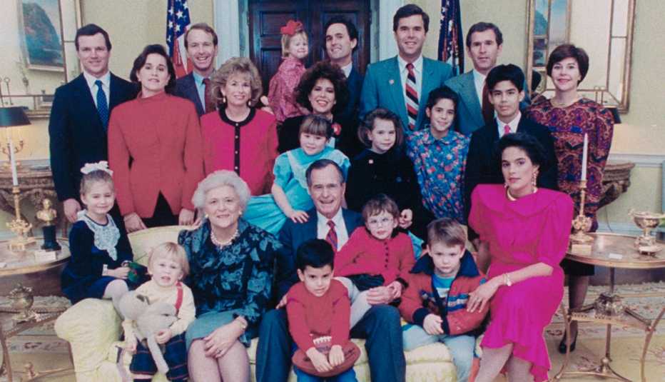 Retrato del presidente George H.W. y su familia en la Casa Blanca, Washington D.C., 21 de enero de 1989.