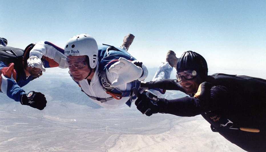 El expresidente George Bush se lanza en paracaídas con los Caballeros Dorados del Ejército de EE. UU. En julio de 1997.