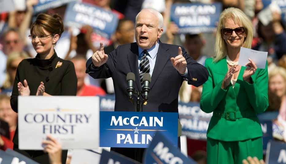 John McCain en campaña electoral en Virginia con su esposa Cindy McCain y su compañera de fórmula, la gobernadora Sarah Palin.