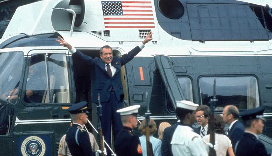 El presidente Richard Nixon saluda a la multitud luego de renunciar a su cargo