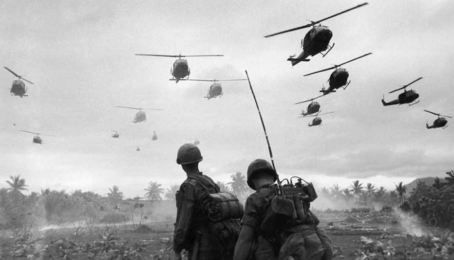 Dos soldados observan helicópteros de combate de Estados Unidos en Vietnam