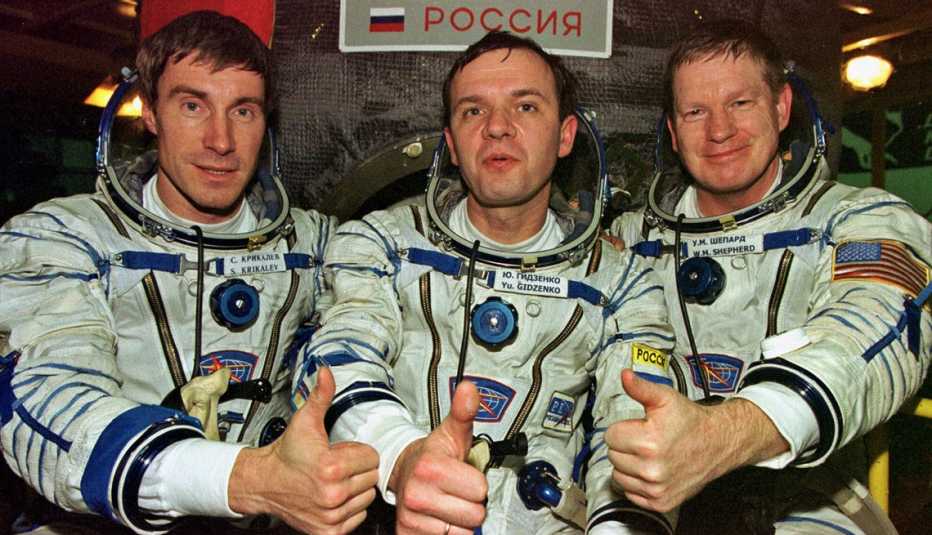 Tres astronautas en la estación espacial internacional