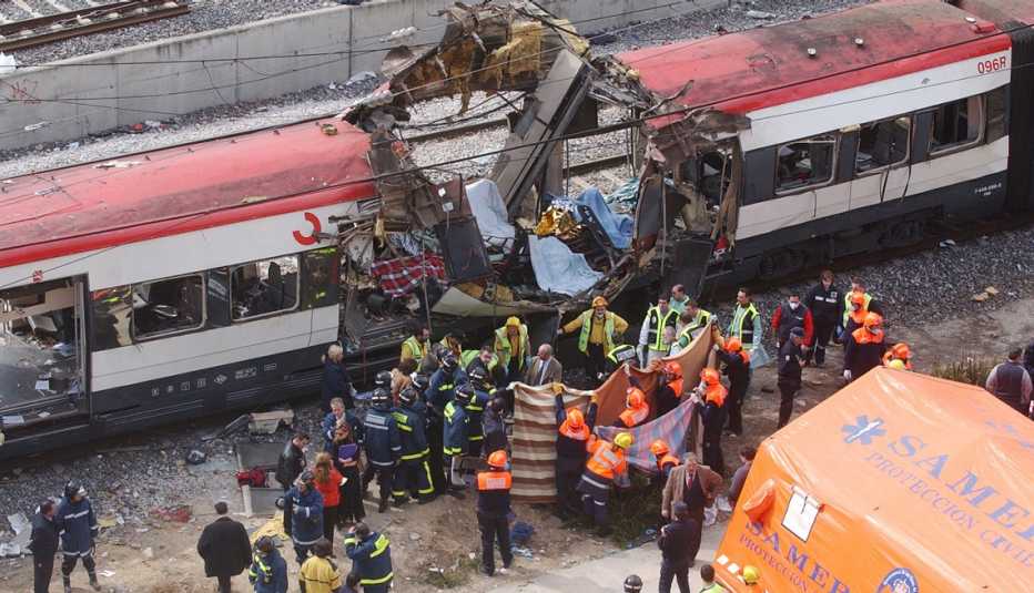 Rescatistas trabajan en tren tras explosión