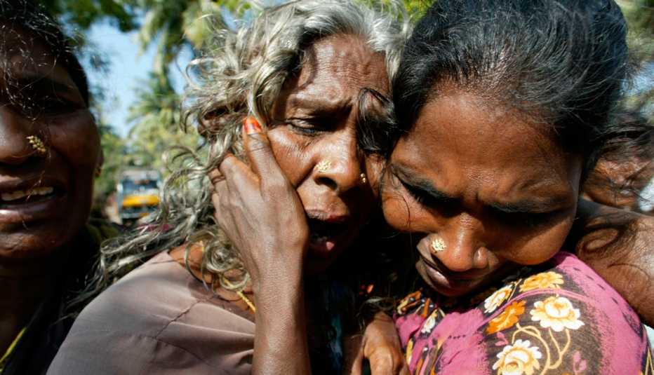 Dos mujeres se llorando y consolándose