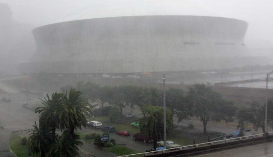 Estadio del Superdome durante el paso de un huracán