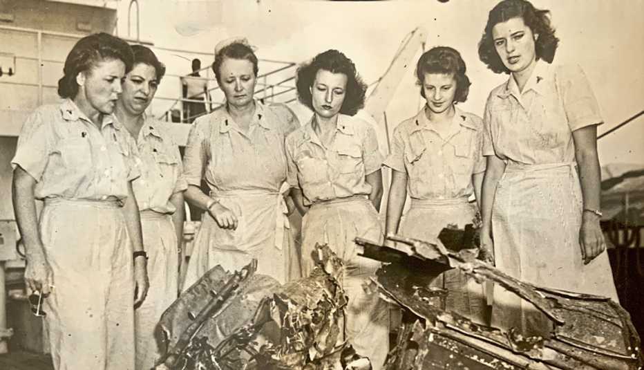 Un grupo de seis enfermeras estadounidenses a bordo de un barco de la Armada durante la Segunda Guerra Mundial