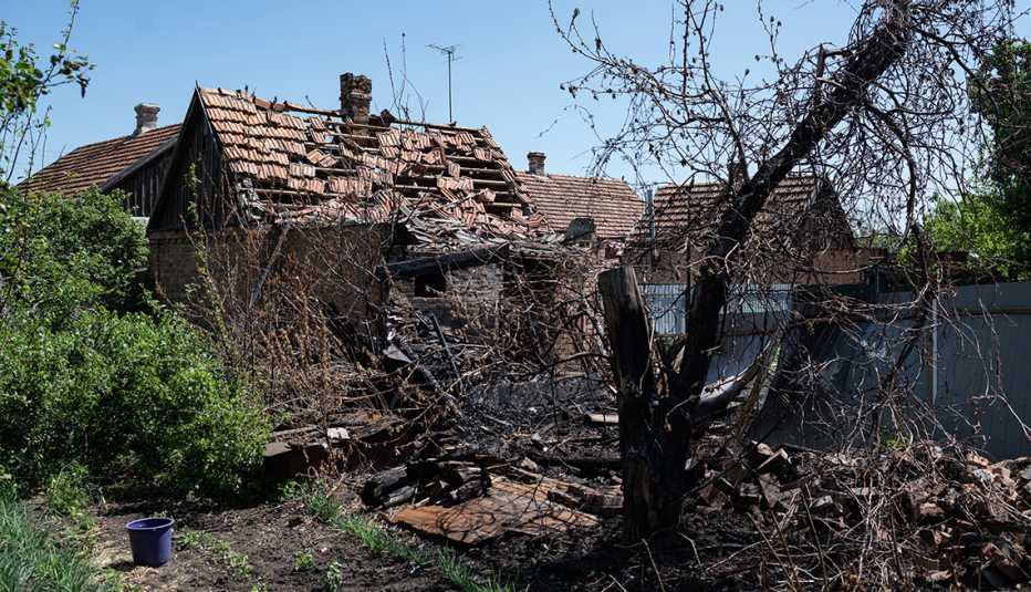 Una casa bombardeada cerca de la casa de Lupinos en Orikhiv