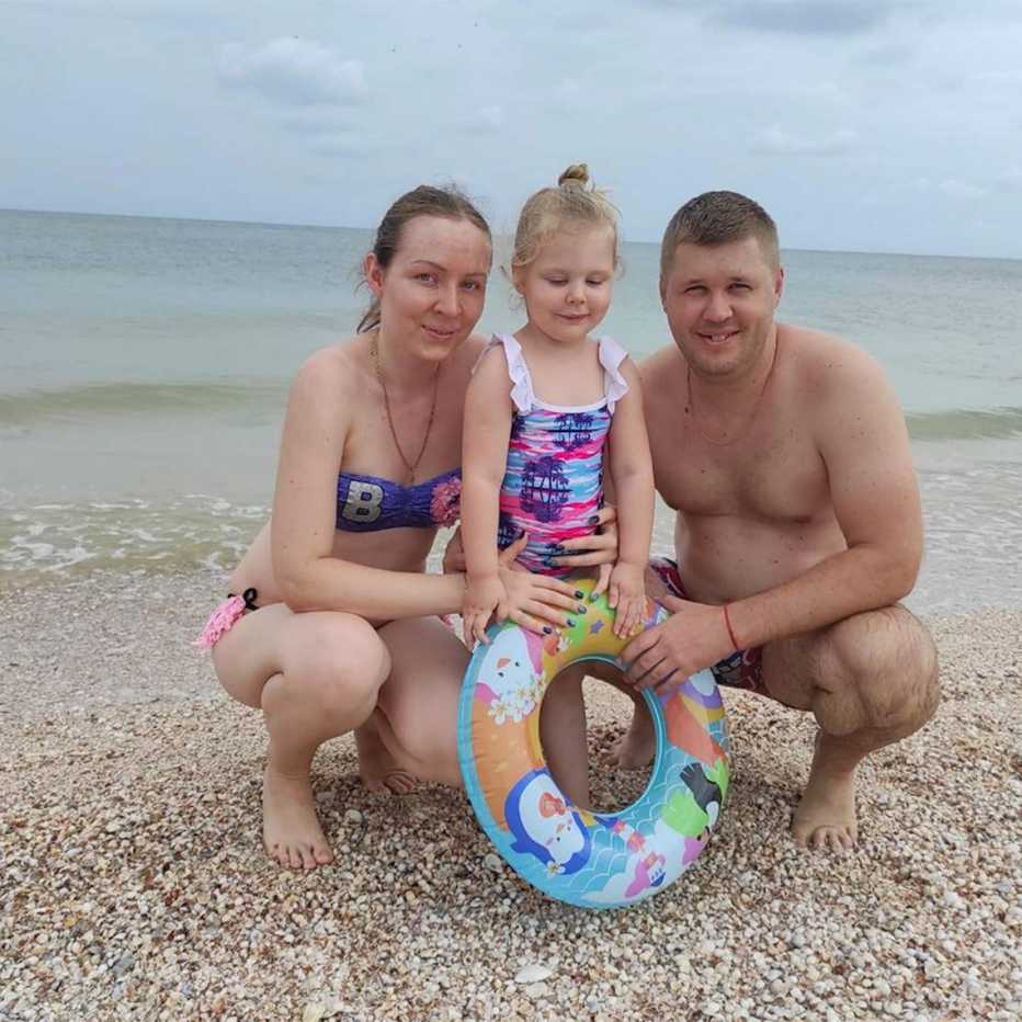 La hija de Tamara Lupino, Anastasia, con su esposo, Dmytro, y su hija, Kira, en la playa 