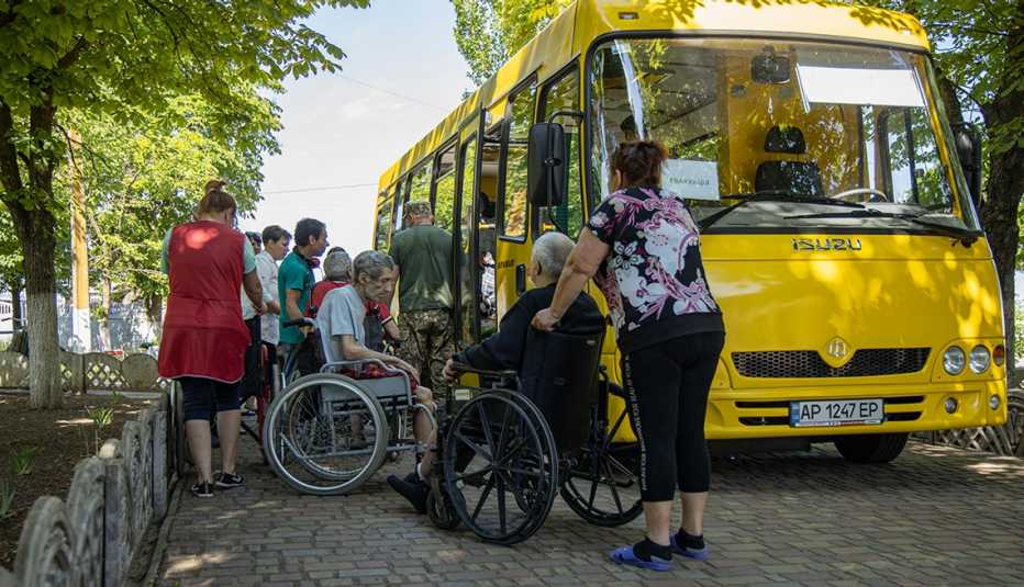 Ancianos discapacitados suben a un autobús