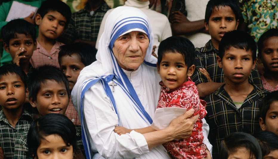 Madre Teresa de Calcuta sostiene en brazos a un niño